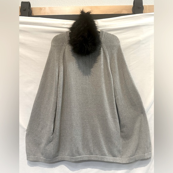 NWOT - IMAN Pullover Cotton/Cashmere
Blend Faux Fur Detached Collar Poncho - Picture 4 of 7